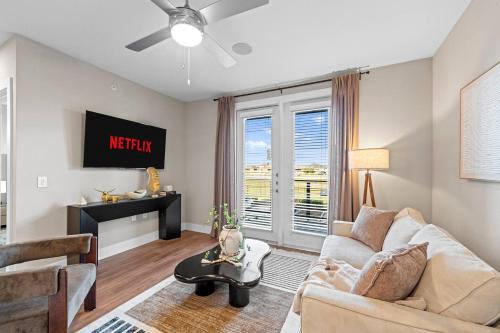 Luxury 1BR King Bed Suite! Pool, Gym, Free Parking, EVCharger - Stockyards & World Cup