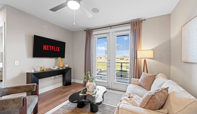 Luxury 1BR King Bed with Pool, Gym, FreeParking, EVCharger, Stockyards, WorldCup