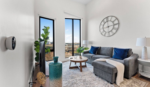 Luxury 1BR Next to Airport 1932