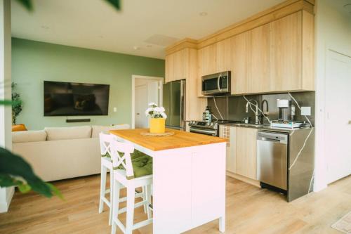 Luxury 1BR Penthouse Apt In Central Halifax