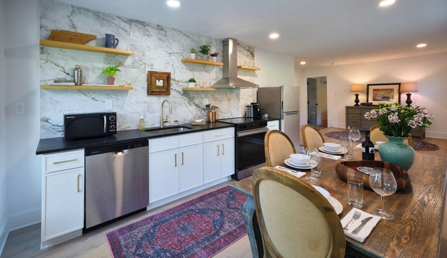 Luxury 1BR, Sleeps 4, Walk to stadium/downtown, Full kitchen, W/D