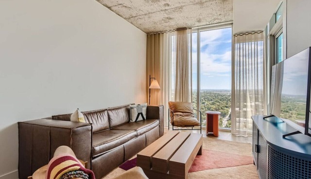 Luxury 1BR +Views+Rooftop Pool +Walk To Rainey St.