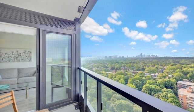 Luxury 1BR w/Rosedale Valley Views - Subway - Pool + Gym