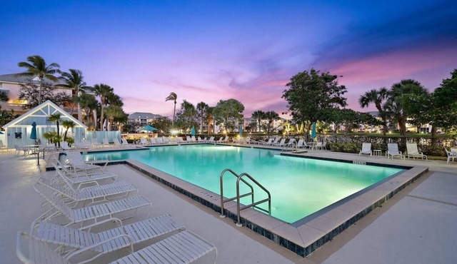 Luxury 2/2 Resort Condo w Lake View close to beach