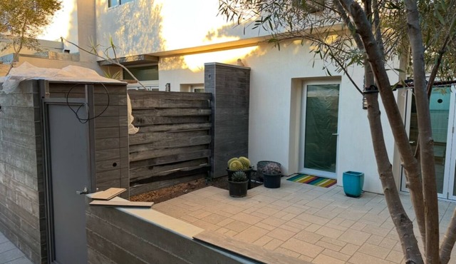 Luxury 2+2 townhome in beautiful Santa Monica with small office space and yard.