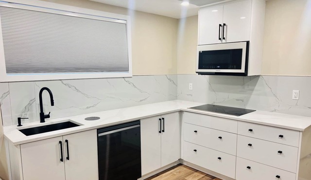 Luxury 2 b/room comfort & modern apartment with kitchen and free parking.