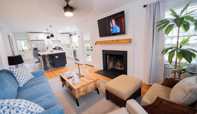 Luxury 2 bd lakefront Modern porch fire pit fisherman boat dock walk to downtown