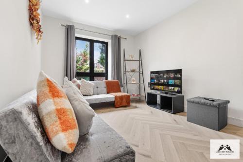 Luxury 2 BDR Garden View Apartment with Ensuite Patio Pool Table Entertainment Sleeps up to 7 Ideal for BUSINESS AND LEISURE STAYS