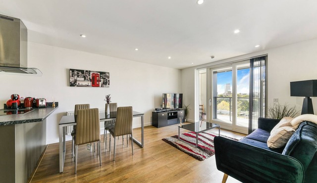 Luxury 2 bed 2 bath apartment in Canary Wharf