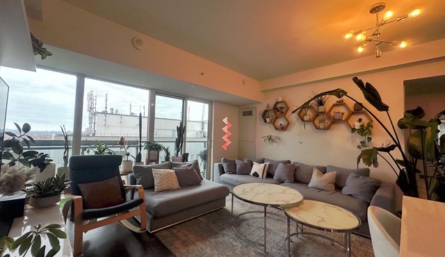 Luxury 2 Bed 2 Bath In The Heart of Toronto