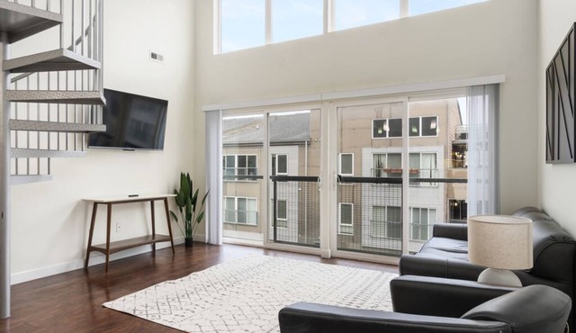 Luxury 2-Bed 2-Bath in Grandview