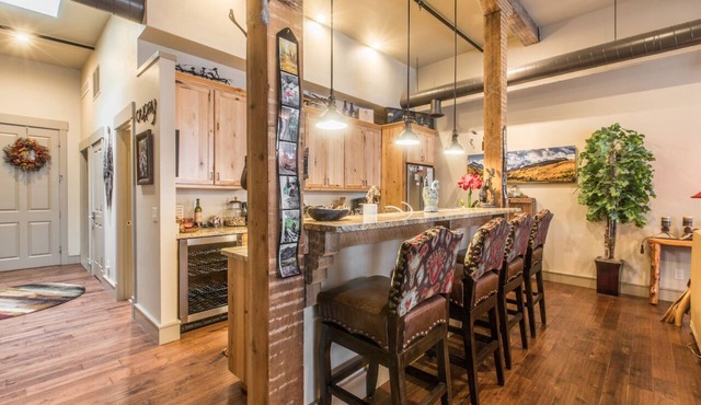 Luxury 2-bed-2 bath Loft- Downtown Ouray- Overlooking Main Street-AC