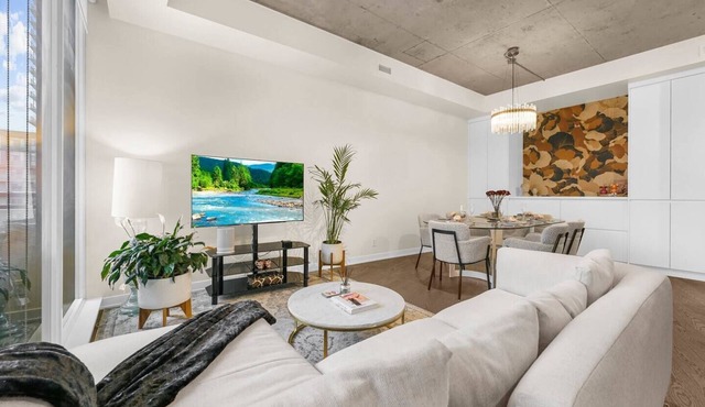 Luxury 2 Bed & 2 Bath | Parking | Downtown Toronto