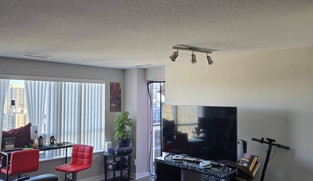 Luxury 2-Bed, 2-Bath Penthouse – Prime Toronto Location