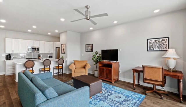 Luxury 2 Bed 2 Bath Condo In Bywater with Pool!