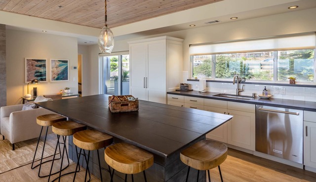 Luxury 2 Bed/2 Bath Penthouse in Shell Beach, Overlooking the Coast with Wrap-Around Balconies