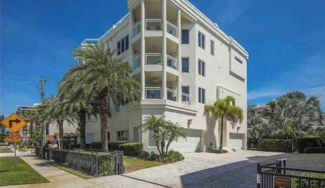 Luxury 2 bed & 2 bath Villa. Next to Siesta Key Village and beach access 5.