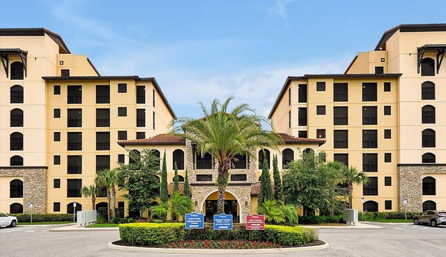 Luxury 2 Bed 3 Bath Lakeview Condo with Beautiful Sunrise Views