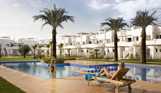 Luxury 2 bed apartment on 5 star Jack Nicklaus golf course and family resort.