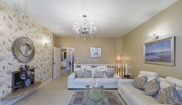 Luxury 2 Bed Apartment, Beach Front with Sea View