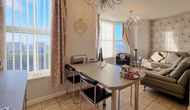 Luxury 2 Bed Apartment, Beach Front with Sea View