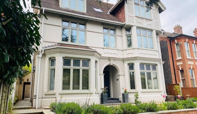 Luxury 2 bed Apartment Golden Triangle w Parking