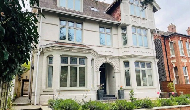 Luxury 2 bed Apartment-Golden Triangle w/Parking