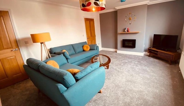 Luxury 2 bed apt 4 mins from M6 J44 pet friendly,
