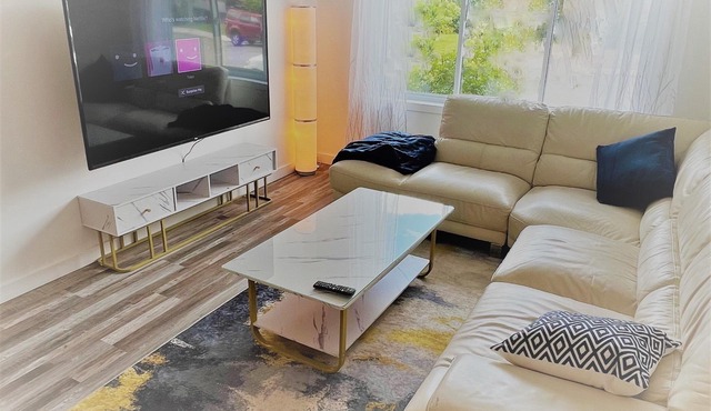 Luxury 2-Bed Apt for 6: Near Airport & Downtown, Backyard with free Parking