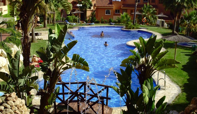Luxury 2 Bed Apt Free UK & Spanish TV & Fibre Wi-FI . Air Con.