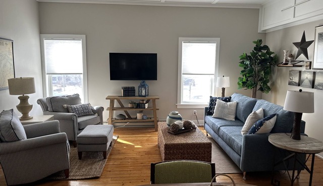 Luxury 2 bed apt in Northport! Walk to everything (next door to Piper apt)