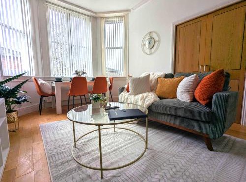 Luxury 2 Bed Apt, Sleeps 4, Secure PRKG-1 Car, Ascot Racecourse 5min walk, Legoland & Lapland 8mins, Windsor 15mins