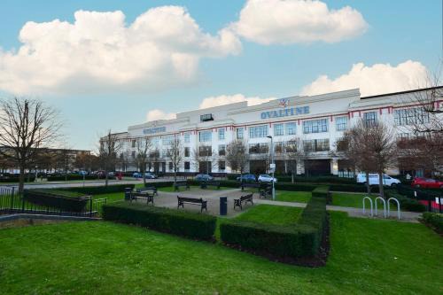 Luxury 2 bed canal side apartment near Kings Langley station