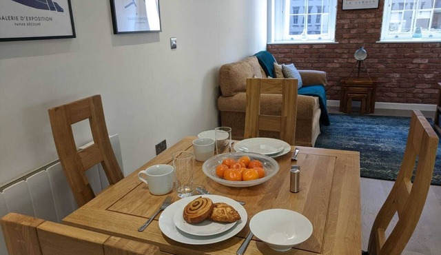 *Luxury - 2 Bed * City Centre Location - PARKING