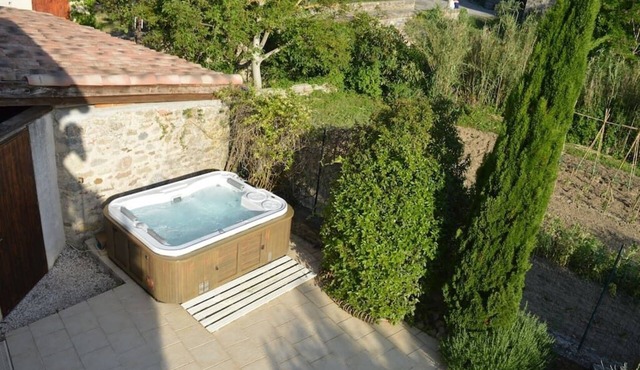 Luxury 2 bed cottage with jacuzzi near Limoux