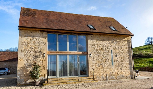 Luxury 2-Bed Cotswolds Barn with Two Ensuite Kings
