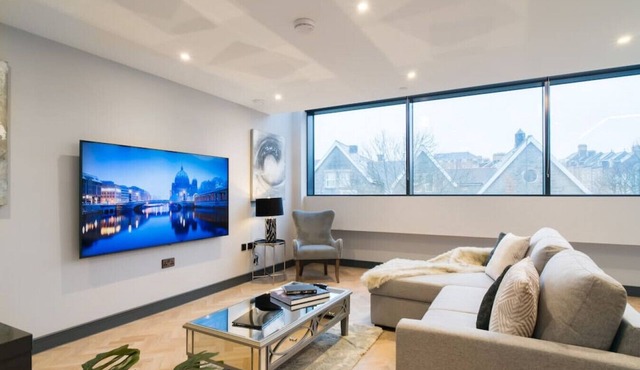 Luxury 2 Bed Duplex Apt w/Balcony, Gym & Parking