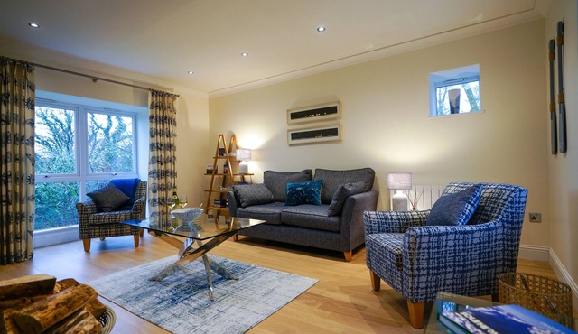 Luxury 2 bed ensuite cottage in Scottish Estate setting, short walk to loch