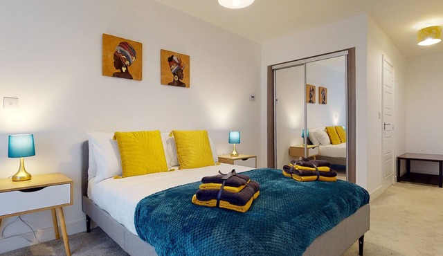 Luxury 2 Bed Apartment with Parking 18 mins from London