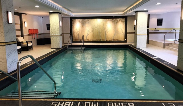 Luxury 2-bed in Bloor West Village - Parking, Pool & steps to subway