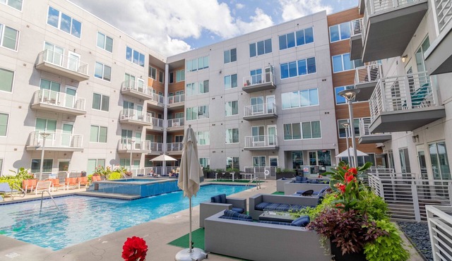 Luxury 2-Bed in Grandview