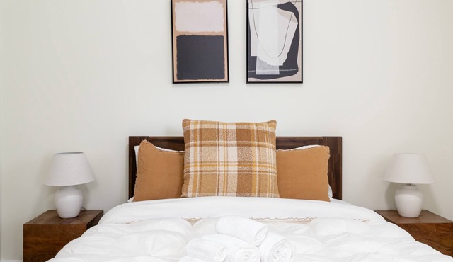 Luxury 2-Bed in Grandview