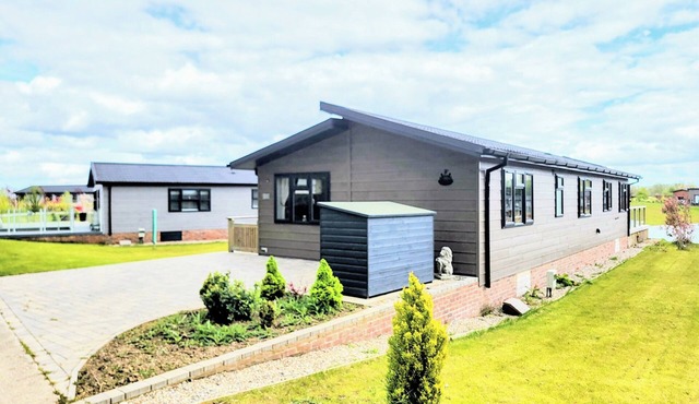 Luxury 2-Bed Lodge in Routh, Sleeps 4 with Hot Tub