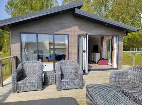 Luxury 2-Bed Lodge in Routh Sleeps 4 with Hot Tub
