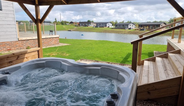 Luxury 2-bed Lodge in Routh, Hottub & Pet Friendly