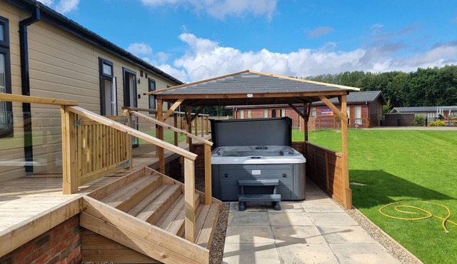 Luxury 2-Bed Lodge in Routh, HotTub & Pet Friendly