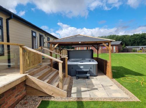 Luxury 2-Bed Lodge in Routh HotTub & Pet Friendly