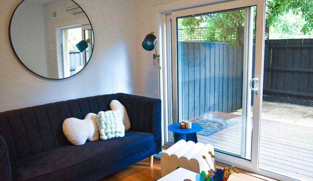 Luxury 2-bed unit with courtyard, in central Prahran