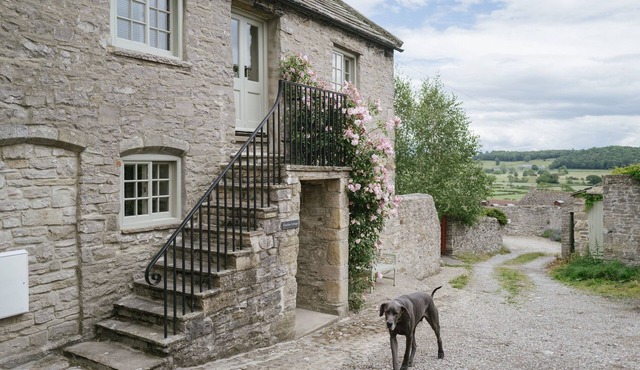 Luxury 2 bed village retreat with 4 pubs & garden with views