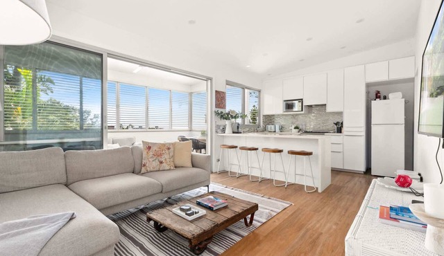 Luxury 2-Bed with Ocean Views and Garden